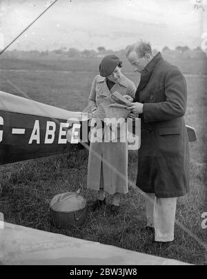 Sorella accompagna il fratello di Londra alla corsa aerea dell' Isola di Man . Miss Mona Edwards accompagna suo fratello , HRA Edwards , vincitore della coppa del Re , nella corsa aerea dell' Isola di Man , che ha avuto inizio dall' Aerodromo di Hanworth . Edward sta volando il suo veterano di corsa aviare, venticinque aerei tre americani, uno cecoslovacco e 21 britannici. Foto , Miss Mona Edwards e suo fratello H R A Edwards , studiando il corso prima della partenza da Hanworth . . 30 maggio 1936 Foto Stock