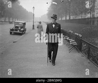 Il Principe Pierre di Monaco visita Londra per organizzare l' educazione del figlio a St Leonard' s. Foto spettacoli Prince Pierre Walking nel West End . 26 settembre 1935 Foto Stock