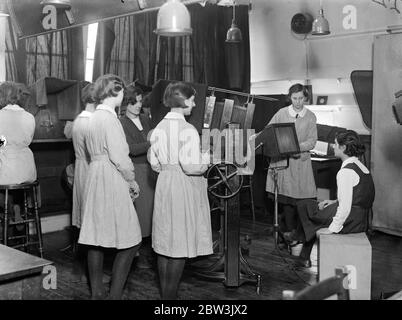 Solo la scuola dove le ragazze sono insegnate ad essere fotografi . Bloomsbury Trade School for Girls , dove le ragazze sono addestrate a diventare lavoratori qualificati in tutti i settori industriali , è l'unica scuola femminile in Inghilterra dove la fotografia viene insegnata come un mestiere . Gli alunni fungono da modelli per gli altri e sono autorizzati a fare foto per regali di natale . Foto mostra , una studentessa della classe di fotografia alla Bloomsbury Trade School for Girls , Londra , funge da modello per i suoi compagni di scuola . 16 dicembre 1935 Foto Stock