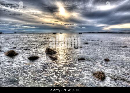 L'isola di Gigha, Scozia. Barche da pesca ancorate nel suono di Gigha, con l'isola di Gigha in background. Foto Stock