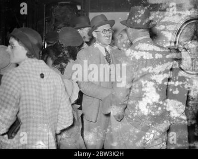 George Eyston casa dopo aver infrante record mondiale . George Eyston all'arrivo a Waterloo . 3 ottobre 1935 Foto Stock