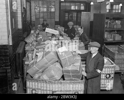 Montare piacevole in mezzo alla corsa dei pacchi di Natale. Smistamento della posta pesante di Natale per il Canada a Mount Pleasant . 5 dicembre 1935 Foto Stock