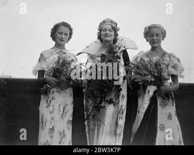 Ragazza di 19 eletti regina di carnevale di Southend . La sig.ra Catherine Jacobs , di 19 anni , di Leigh on Sea , è stata eletta da 5 finalisti per il titolo . Mostre fotografiche , la signora Catherine Jacobs alla presenza delle sue maids d'onore . 10 agosto 1935 Foto Stock