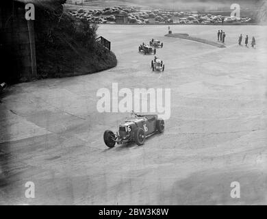 Handicap di montagna britannico a Brooklands . Il Brooklands Automobile Racing Club , International meting , che è stato rimandato dal Lunedi di Pasqua a causa del maltempo , si è tenuto a Brooklands , Surrey , oggi ( Sabato ) . Il principale evento fu il British Mountain handicap . La foto mostra , il secondo calore . 18 aprile 1936 Foto Stock