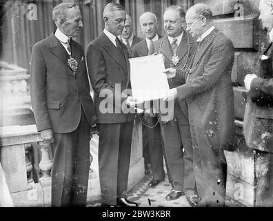 L'Ambasciatore americano riceve un charter dalle cinque Ports Mayors - lo porterà negli Stati Uniti sulla Queen Mary . Il sig. R W Bingham, che riceve la carta dei sindaci. Nella foto sono Alderman G M Norman ( Sindaco di dover ) , Consigliere e M Ford ( Sindaco di Hastings ) , e Colonel Frontott Westcar ( Sindaco di Sandwich ) . 15 maggio 1936 Foto Stock