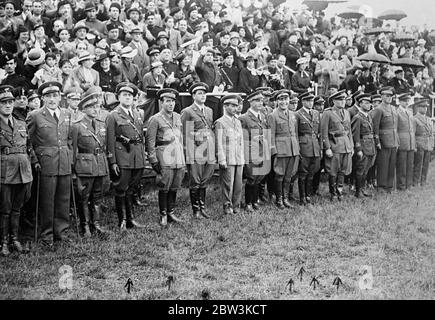 Mussolini decora il proprio figlio per gallantry nella guerra abissina . Il signore Mussolini decorò i suoi figli, Vittorio e Bruno , e il figlio di diritto, il conte Galeazzo ciano , quando gli airmen che avevano prestato servizio nella guerra abissiniana ricevettero medaglie per gallantry all'Aerodromo di Centocelle . Foto spettacoli , da sinistra a destra , Capitano Galeazza ciano , tenente Marcello Diaz , tenente Roberto Farinacci , tenente Bruno Mussolini , (figlio di Mussolini ) , tenente Vito Mussolini , E Vittorio Mussolini , in attesa di ricevere le loro decorazioni . . Foto Stock