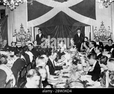 Il Duca e la Duchessa di York sono stati ospiti d'onore al banchetto del giorno di Sant'Andrea della Società Calddoniana di Francia all'Hotel du Palais d'Orsay di Parigi . Tra gli ospiti vi erano Sir George Clark , Ambasciatore britannico , M Pietri , Ministro francese della Marina , e il Generale Waygand . Gli Haggis sono stati incappati dai membri degli Highlanders di Argyll e Sutherland. Spettacoli fotografici , il Duca e la Duchessa di York al banchetto . Da sinistra a destra in testa alle tavole , M Pietri , Ministro dei Marines , la Duchessa di York , Sir George Clark , Ambasciatore britannico e Duca di York . 1 dicembre 1935 Foto Stock