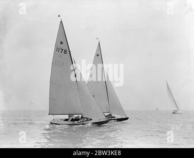 Gli yacht gareggiano nelle prove olimpiche a Burnham su Crouch . I Giochi Olimpici che eliminavano le prove per yacht di sei metri , monotype e di classe stellare , tenuti sotto i sospetti del Royal Corinthian Yacht Club , si sono svolti a Burnham, in Crouch , Essex . Le gare si svolgono per scegliere i migliori rappresentanti tra quelli iscritti a Kiel nelle Olimpiadi di agosto. Foto spettacoli , Lady Betty ( 1178 ) di proprietà di Colin Ratsey e di un altro yacht slass star internazionale che si è arrotondato per un boa durante le gare a Burnham . 13 maggio 1936 Foto Stock