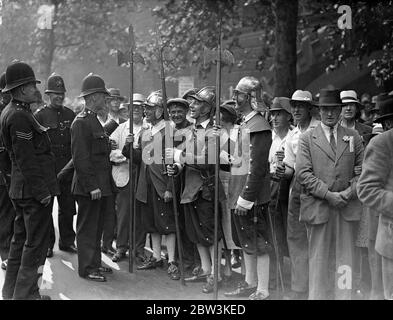 Il Paese viene a Londra per protestare contro il Title Bill . Gigantesco Hyde Park dimostrazione migliaia di agricoltori e lavoratori in abbigliamento da fattoria , agitando falchi aloft e altri attrezzi , marciarono attraverso le strade di Londra in una processione di due miglia a Hyde Park per una grande dimostrazione organizzata contro il Tithel Bill , La terza lettura è in corso in Aula. I lavoratori rurali provenivano da molte contee per partecipare alla riunione . Un deputato è quello di aspettare il Premier in Aula per chiedere la negazione del disegno di legge . Foto spettacoli : Agriturismo in costume da coccodrillo che ride con po Foto Stock