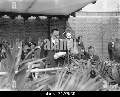Il signor Herbert Morrison apre la nuova piscina del Victoria Park . Il sig. Herbert Morrison, M P, capo del London County Council, ha aperto il nuovo bagno all' aperto a Victoria Park. Spettacoli fotografici , Herbert Morrison parla alla cerimonia di apertura . 16 maggio 1936 Foto Stock