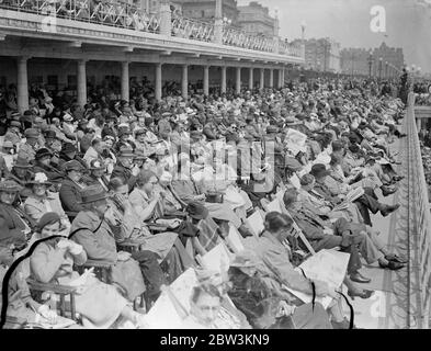 Le folle di vacanze trovano il sole a Eastbourne, anche se Londra tremava in vento freddo migliaia di visitatori hanno trovato il sole in vacanza umore a Eastbourne. La spiaggia è costolta da grandi folle. Spettacoli fotografici : il fronte impacchettato di Eastbourne oggi ( Pentecoste - Domenica ) 31 Maggio 1936 Foto Stock