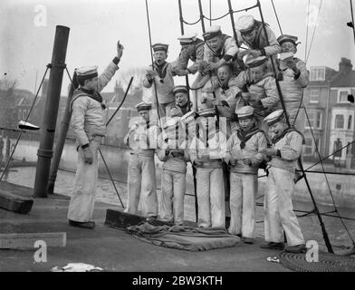 Bambini che cantano in abito navale . 27 novembre 1935 Foto Stock