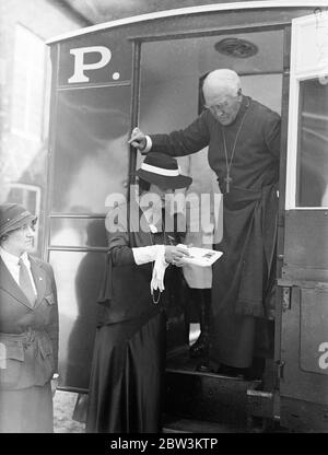 Vescovo di Londra come ospite della PDSA al Fulham Palace . Il Vescovo di Londra , il dottor Winnington Ingram , ha presieduto un incontro a Fulham Palace per aiutare il dispensario del popolo per gli animali malati . Alla riunione hanno partecipato la sig.ra M e Dickin, OBE, fondatrice e direttore onorario della PUSA. Un dispensario di roulotte era in vista nei giardini del Palazzo. Mostre fotografiche , MRA M e Dickio , OBE , che mostra al Vescovo di Londra i vari ordini della PDSA dopo aver visitato il dispensario mobile . 14 maggio 1936 Foto Stock