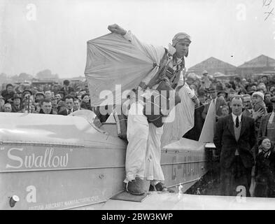 Birdman vola a terra con le ali ad Hanworth . Clam Sohn , un giovane americano di Lansing Michigan , ha dato la sua prima mostra di volo' uccello' in gran bretagna al parco aereo Hanworth di Feltham, Middlesex . Indossando un vestito di ali e una pinna Sohn volò sulla terra come un gabbiano gigante da un'altezza di circa 10 , 000 piedi . Ha piegato le sue ali e tirato il filo di un paracadute quando era entro 1 , 000 piedi del terreno , Foto mostra Clem Sohn facendo un atterraggio perfetto nel centro dell'aerodromo . 2 maggio 1936 Foto Stock