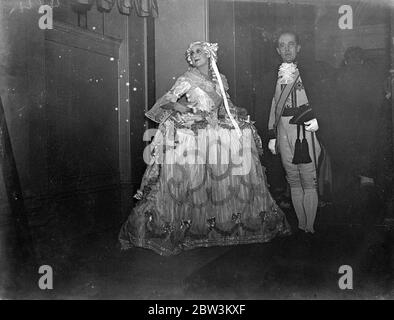 Congresso di danza a Londra - 1815 Vienna alla legazione austriaca . Da sinistra a destra - Lady Delrymple Champneys , Sir Weldon Delrymple Chempneys , Sir Oliver Duncon e Principessa Ekaterina di Russia , come Pavlov , alla palla . 17 dicembre 1935 Foto Stock