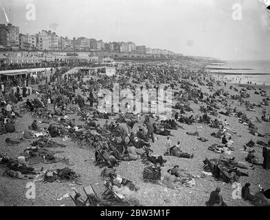 Le folle di vacanze cercano il sole a Brighton Whitsun vacanzieri , alla ricerca del sole , scoccati nelle loro migliaia a Brighton oggi ( Pentecoste - Domenica ) . Il sole splende brillantemente durante tutta la giornata e le spiagge, la passeggiata e i moli erano pieni . Spettacoli fotografici : la spiaggia affollata di Brighton oggi ( Pentecoste - Domenica ) 31 Maggio 1936 Foto Stock