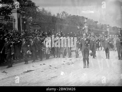 Colonnello de la Rocque pelato con fiori in Giovanna d'Arco celebrazioni di migliaia di membri della Croix de Feu (organizzazione fascista francese) e di altri seguaci della destra, L' esercito e il governo hanno partecipato alle celebrazioni annuali di Parigi, il giorno di Giovanna d' Arco . La processione passò dalla statua a San . Joan nel Palazzo St. Augustine alla statua in Place de Pyramides in Rue Rivoli , dove il colonnello de Rocque , capo della Croix de Feu , prese il saluto . Spettacoli fotografici : Colonnello de la Rocque ha fatto la doccia con i fiori mentre ha preso il saluto in Rue de Rivoli . 10 maggio 19 Foto Stock