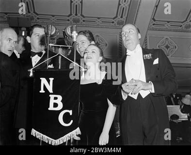 Questa immagine mostra da sinistra a destra , Jimmy Gleason , Milton Berle ( beihnd microfono ) , Kenny Baker , Ella Logan e Alan Mowbray . Novembre 1937 Foto Stock