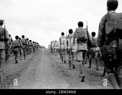 L' esercito di RAS Nasibu, riportato schiacciato da Graziani , è stato ora dichiarato schiacciato dalle forze italiane del generale Graziani , dall' esercito di Ras Nasibu sul fronte abissino meridionale , Che si dice ora di aver preso Jijiga , la chiave per Harar e la linea ferroviaria Addis Ababa Jibuti . Queste foto dell' esercito di Ras Nasibu , che per mesi ha bloccato gli avanzamenti delle forze italiane nel sud , sono state scattate alcuni mesi fa sul fronte meridionale e non sono mai state pubblicate . Foto spettacoli , l'esercito di Ras Nasibu marcia sulla strada di Jijiga . 20 aprile 1936 Foto Stock