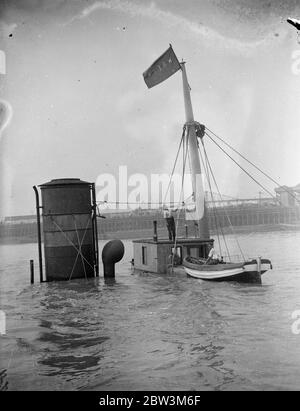 Salvare gli uomini da P L A preparando il vaporetto relitto per l'innalzamento del Craggside nel Thame . Porto della London Authority , gli accendini dei relitti hanno iniziato le operazioni di salvataggio sulla nave Craggside (458 tonnellate) della Tyne Tecs che affondò a Gallions Reach , fuori dall' Albert Dock dopo una collisione con l'8S Ladura (9 , 032 tonnellate ) Appartenente alla British India Steam Navigation Company . Foto spettacoli , Salvage equipaggio della P L A relitto accendino preparando il relitto vaporiera per il sollevamento . 9 agosto 1935 Foto Stock