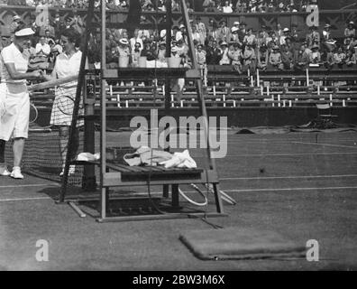 Single donna al WimbledonTennis Championships . Foto spettacoli : Miss M . Horn ( sinistra ) scuotendo le mani dopo aver sconfitto Miss Fabyan in set diritti 6 - 3 , 7 - 5 . 23 Jun 1936 Foto Stock
