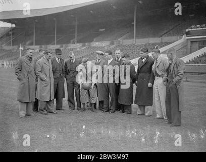 Sheffield United Inspect Cup, passo finale a Wembley . Il team Sheffield United che incontrerà l'Arsenal nella finale della fa Cup di domani ( sabato ) ha ispezionato il campo allo stadio di Wembley . Spettacoli fotografici , Harry Hooper , il capitano Sheffield United , rimbalzando una palla per testare il terreno , guardato dal resto della squadra . 24 aprile 1936 Foto Stock