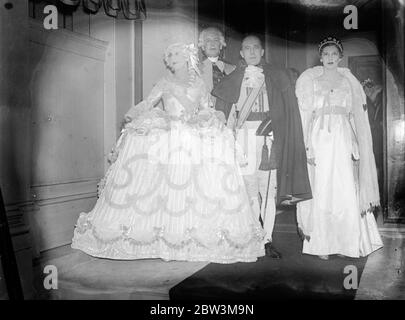 Congresso di danza a Londra - 1815 Vienna alla legazione austriaca . Da sinistra a destra - Lady Delrymple Champneys , Sir Weldon Delrymple Chempneys , Sir Oliver Duncon e Principessa Ekaterina di Russia , come Pavlov , alla palla . 17 dicembre 1935 Foto Stock