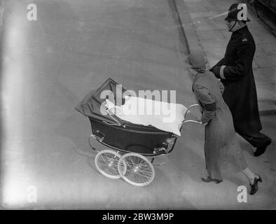 Il Principe Edoardo sotto il sole . Il Principe Edoardo è stato fatto strada per Belgrave Square Gardens . 19 marzo 1935 Foto Stock