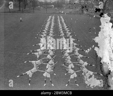 Gli uomini RAF provano i jerks fisici per il Royal Tournament . Il partito di addestramento fisico che la Royal Air Force sta contribuendo al Torneo reale di Olympia ha provato i loro ' tiri fisici ' al deposito della Royal Air Force, Uxbridge . Spettacoli fotografici , un movimento concertato . 30 aprile 1936 Foto Stock