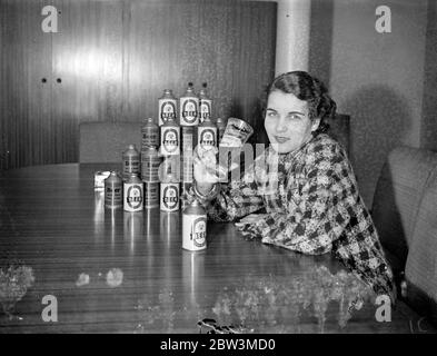 La birra in scatola prenderà meno spazio in Derby Day Hampers - piano per Oust bottiglie . La birra in scatola deve fare la sua apparizione in Derby Day Hampers . I nuovi contenitori , che si spera presto saranno popolari in Inghilterra , si dice abbiano molti vantaggi rispetto alle bottiglie di vetro ma non influiscono in alcun modo sul sapore della birra . Rispetto alla birra in bottiglia, la birra in scatola, quando viene presa in viaggio, consente di risparmiare circa il 35% di spazio e circa il 40% in peso. La lattina viene laccata all' interno , e poi trattata con un film di cera che impedisce alla birra di entrare in contatto con il metallo . Quattro birrerie hanno finora adottato il Foto Stock