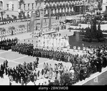 Requiem per i morti di guerra greci ad Atene . Re e Principe ereditario alla cerimonia . Re Giorgio di Grecia e suo fratello , il principe ereditario Paolo , erano presenti ad un Requiem in memoria dei soldati greci uccisi durante la guerra alla Tomba del Guerriero Ignoto ad Atene . Anche i membri del Gabinetto erano presenti alla cerimonia , alla quale hanno partecipato un enorme numero di persone . Foto spettacoli , una vista generale del Reguiem alla Tomba del Guerriero Ignoto ad Atene . 17 marzo 1936 Foto Stock