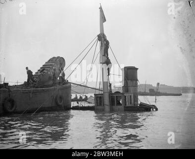 Salvare gli uomini da P L A preparando il vaporetto relitto per l'innalzamento del Craggside nel Thame . Porto della London Authority , gli accendini dei relitti hanno iniziato le operazioni di salvataggio sulla nave Craggside (458 tonnellate) della Tyne Tecs che affondò a Gallions Reach , fuori dall' Albert Dock dopo una collisione con l'8S Ladura (9 , 032 tonnellate ) Appartenente alla British India Steam Navigation Company . Foto spettacoli , Salvage equipaggio della P L A relitto accendino preparando il relitto vaporiera per il sollevamento . 9 agosto 1935 Foto Stock