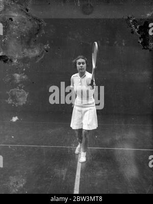 13 anni di tennis wonder gioca nel torneo junior di Londra . Creduta essere la ragazza più promettente del tennis britannico , la sig.ra B Coterton , una ragazza di Ramsgate di 13 anni , sta giocando nel torneo di tennis junior al Covered Courts Club di Dulwich . Ha già raggiunto quello che nessun altro bambino della sua età ha mai fatto , ha vinto una doppia finale femminile di livello in occasione di un incontro senior . Ha fatto questo in collaborazione con Miss J M Notley al torneo di autunno hard Court a Westgate on Sea . La sig.na Costerton ha giocato a Hythe lo scorso settembre e ha vinto i singoli handicap delle donne , i doppi handicap misti e. Foto Stock