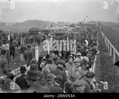 Folle enormi sul corso di Derby . Folle enormi sul corso Derby a Epsom in tempo per la grande gara. 27 maggio 1936 Foto Stock