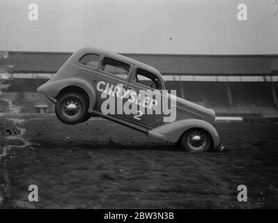 Hell Drivers prova le auto a White City . Quasi seppellendo il suo cofano nel terreno , l'auto atterra dopo aver saltato un ostacolo a White City . 16 ottobre 1935 Foto Stock