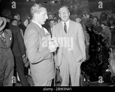 George Eyston casa dopo aver infrante record mondiale . George Eyston all'arrivo a Waterloo . 3 ottobre 1935 Foto Stock