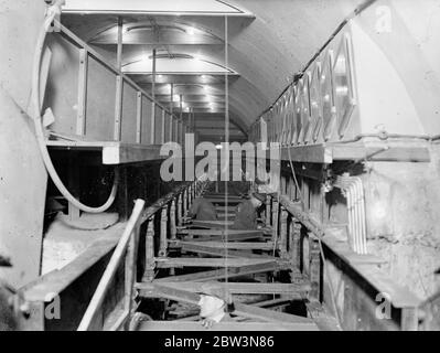 La fine della prima scala mobile di Londra. La prima scala mobile che è stata eretta a Londra viene abbattuta dai lavoratori e la scala mobile si trova alla stazione di Earl' s Court . Fu eretta nel 1911 e viaggiò a 90 metri al minuto . Quelli da erigere al suo posto si muoveranno al doppio di quella velocità . Il lavoro fa parte di un grande progetto per fornire un nuovo ingresso dalla Earl' s Court Exhibition e una metropolitana di 220 iarde sotto Warwick Road e la pista ferroviaria del Distretto di underneaththe. Foto , smantellamento della vecchia scala mobile alla stazione di Earl' s Court . 12 maggio 1936 Foto Stock