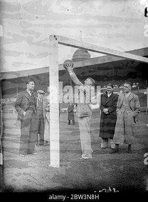 Sheffield United Inspect Cup, passo finale a Wembley . Il team Sheffield United che incontrerà l'Arsenal nella finale della fa Cup di domani ( sabato ) ha ispezionato il campo allo stadio di Wembley . Spettacoli fotografici , Jack Smith , il portiere di Sheffield , che prova l'altezza dei posti di porta . 24 aprile 1936 Foto Stock