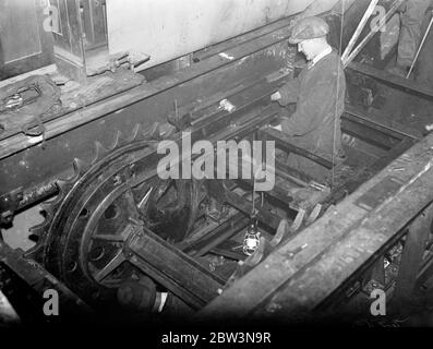 La fine della prima scala mobile di Londra. La prima scala mobile che è stata eretta a Londra viene abbattuta dai lavoratori e la scala mobile si trova alla stazione di Earl' s Court . Fu eretta nel 1911 e viaggiò a 90 metri al minuto . Quelli da erigere al suo posto si muoveranno al doppio di quella velocità . Il lavoro fa parte di un grande progetto per fornire un nuovo ingresso dalla Earl' s Court Exhibition e una metropolitana di 220 iarde sotto Warwick Road e la pista ferroviaria del Distretto di underneaththe. Foto , smantellamento della vecchia scala mobile alla stazione di Earl' s Court . 12 maggio 1936 Foto Stock