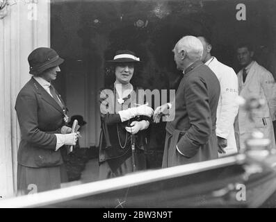 Vescovo di Londra come ospite della PDSA al Fulham Palace . Il Vescovo di Londra , il dottor Winnington Ingram , ha presieduto un incontro a Fulham Palace per aiutare il dispensario del popolo per gli animali malati . Alla riunione hanno partecipato la sig.ra M e Dickin, OBE, fondatrice e direttore onorario della PUSA. Un dispensario di roulotte era in vista nei giardini del Palazzo. Mostre fotografiche , MRA M e Dickio , OBE , che mostra al Vescovo di Londra i vari ordini della PDSA dopo aver visitato il dispensario mobile . 14 maggio 1936 Foto Stock