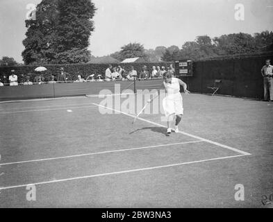 Single donna al WimbledonTennis Championships . Spettacoli fotografici : Jadwiga Jed Jedrzejowska di Polonia in gioco contro Mona Riddell di Gran Bretagna . 23 Jun 1936 Foto Stock