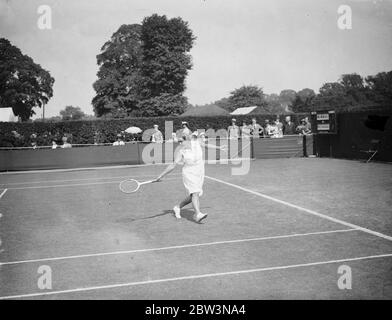 Single donna al WimbledonTennis Championships . Spettacoli fotografici : Jadwiga Jed Jedrzejowska di Polonia in gioco contro Mona Riddell di Gran Bretagna . 23 Jun 1936 Foto Stock