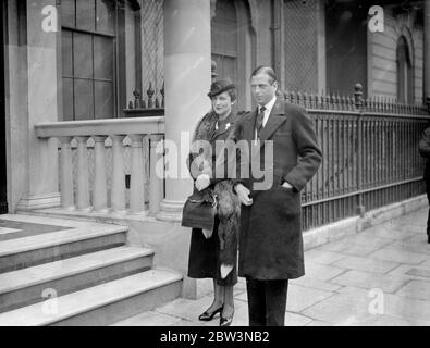 Duca e Duchessa di Kent arrivano a casa via aerea . Il Duca e la Duchessa di Kent arrivarono all'aerodromo di Croydon dopo aver visitato Belgrado , Monaco e Parigi . Anthony Eden , di ritorno da ginevra, era sullo stesso aereo . Spettacolo fotografico , il Duca e la Duchessa arrivano in Piazza Belgrave n. 3 . 21 aprile 1936 Foto Stock