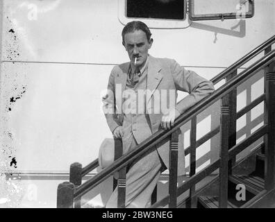 Connery Chappell parte per l'America a bordo della Queen Mary Connery Chappell, critico cinematografico del Sunday Dispatch a bordo della Queen Mary, mentre lasciò Southampton nel suo secondo viaggio negli Stati Uniti, il 17 giugno 1936 Foto Stock