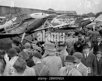 La folla ispeziona gli aerei a Hendon il giorno dell'Impero . Grandi folle hanno guardato l'esposizione dell'Empire Air Day all'Aerodromo di Hendon , l'11° reggimento di Londra ( The Finsbury Rifles 0 , che ora comprende le batterie degli aerei anti del 170 e 171, co-operate con la Royal Air Force in esposizione . Spettacoli fotografici , una folla di visitatori molti di loro bambini , ispezionando Hawker Demons di RAF 604 (Contea di Middlesex) Sqadron a Hendon . 23 aprile 1936 Foto Stock