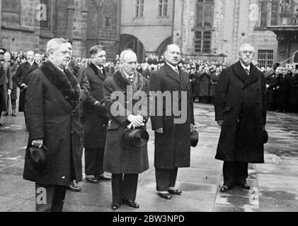 Il Dr. Benes ha eletto presidente della Cecoslovacchia. Eduard Benes , il Ministro degli Esteri è stato eletto Presidente della Repubblica cecoslovacca in successione al Presidente Masaryk . Un enorme applauso da parte di tutte le parti dell'Assemblea di Praga ha salutato l'annuncio del risultato delle elezioni . 340 voti sono stati espressi per il Dr. Benes contro 24 per il suo avversario. Professor Nemec , candidato fascista . Un saluto di 21 pistole fu sparato e gli aerei volarono sopra la sala quando il nuovo presidente prese il giuramento alla Costituzione . Foto spettacoli , da sinistra a destra M Malypestr , presidente del Cahmber o Foto Stock