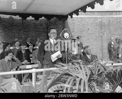 Il signor Herbert Morrison apre la nuova piscina del Victoria Park . Il sig. Herbert Morrison, M P, capo del London County Council, ha aperto il nuovo bagno all' aperto a Victoria Park. Spettacoli fotografici , Herbert Morrison parla alla cerimonia di apertura . 16 maggio 1936 Foto Stock