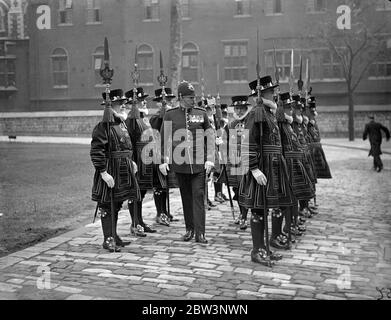 Il governatore effettua ogni anno l'ispezione della domenica di pasqua dei Beefeaters alla Torre . Il Governatore della Torre di Londra , il tenente colonnello W F B Faviell , ha effettuato l'ispezione annuale della Domenica di Pasqua dei Beefeaters alla Torre . Spettacoli fotografici , il tenente colonnello WFB Faviell che ispeziona oggi i Beefeaters alla Torre ( Lunedì di Pasqua ) . 12 aprile 1936 Foto Stock