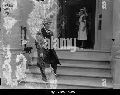 Steve Donoghue lascia Portland Place casa di cura per la prima volta dopo Kempton feriti. 16 ottobre 1935 Foto Stock