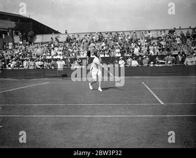 Helen Jacobs sconfigge la signora . Cavo nel campionato di Wimbledon . La sig.ra Helen Jacobs (USA) ha sconfitto la sig.ra . M . Cavo della Gran Bretagna 6 - 1, 6 - 0 nel primo round dei singoli donne nel Wimbledon Tennis Championships . Spettacoli fotografici : Miss Helen Jacobs in gioco contro la signora . Cavo 23 giu 1936 Foto Stock